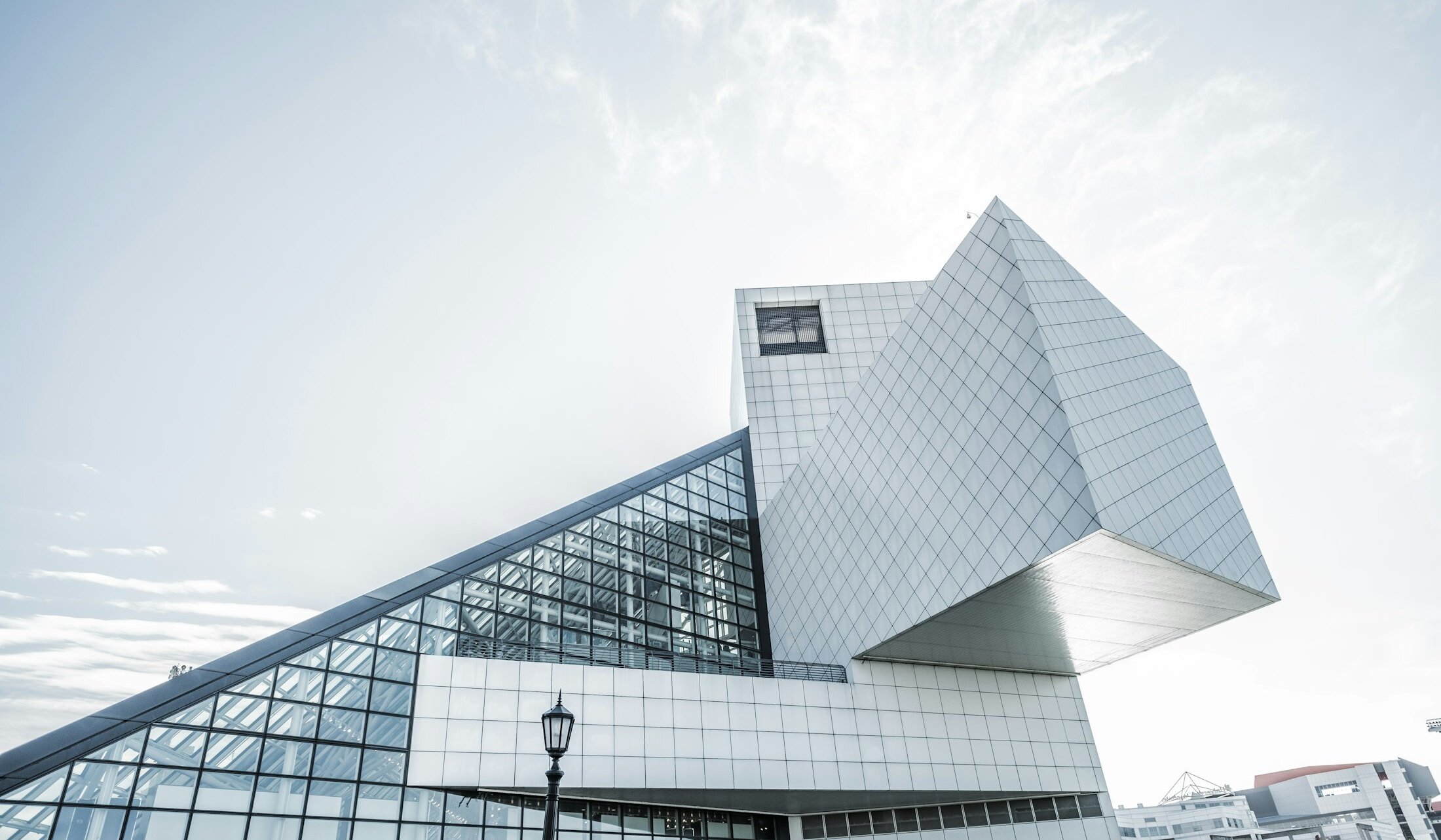 Façade blanche d'une résidence neuve contemporaine