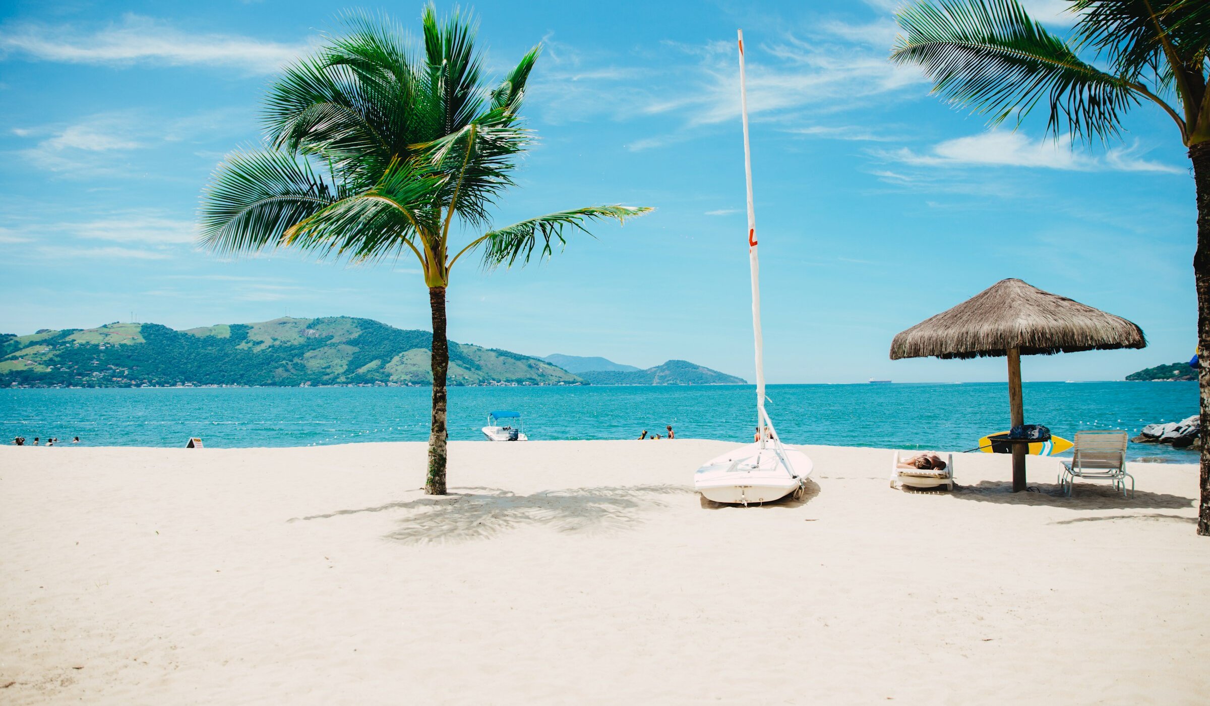 Plage de sable blanc et eau turquoise aux Antilles